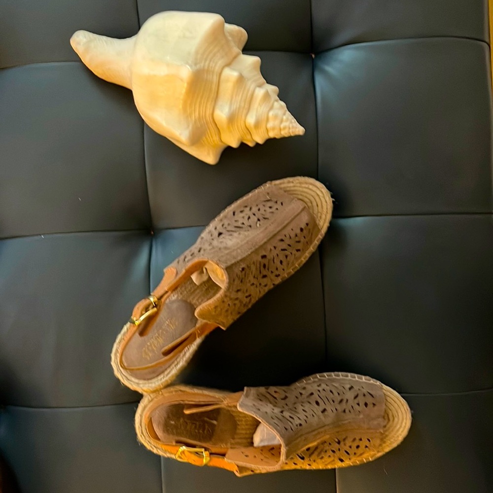 Suede lace cut wedge